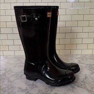 ⭐️ Hunter Glossy Black Tall Boots
Like New Condition